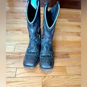 Ladies cowboy boots 7M. Nice teal detailing on the boots worn maybe 5-6 times.